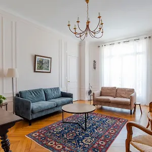 Veeve - Avenue To The Eiffel Tower Apartment